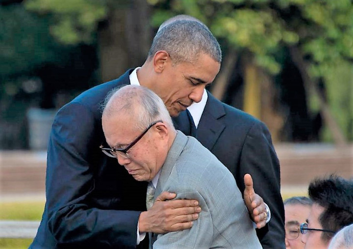 President_obama_hugging_with_hibaku
