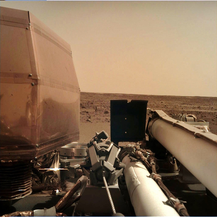 Insight_is_catching_rays_on_mars_na